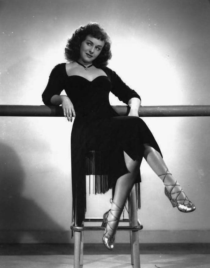 Nude Pictures Of Paulette Goddard Are Embodiment Of Hotness The Viraler