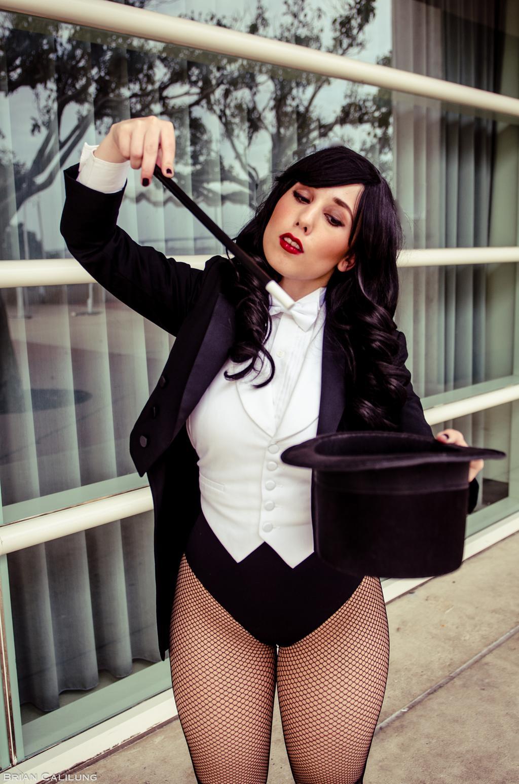 Hot Pictures Of Zatanna The Beautiful Magician And Batmans Love Interest The Viraler