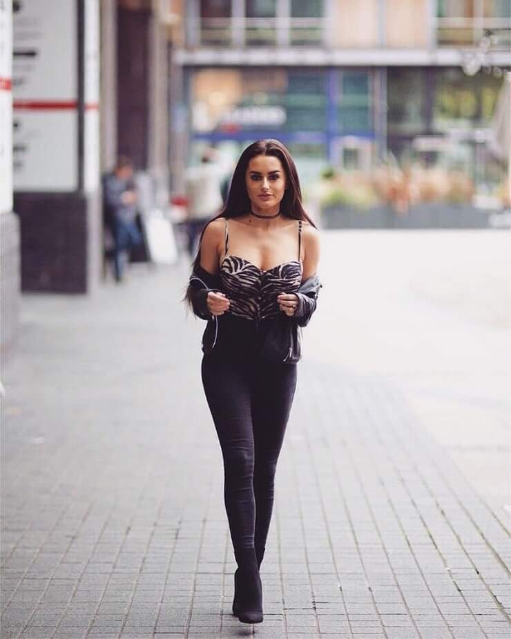49 Hottest Amber Davies Boobs Pictures Will Make You Turn Life Around Positively For Her | Best Of Comic Books
