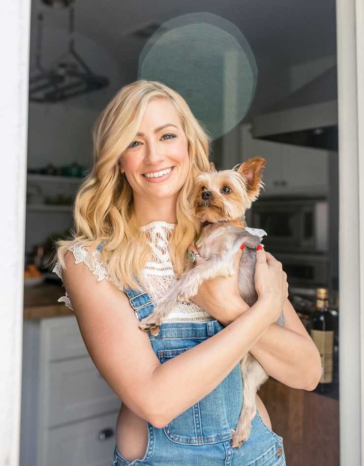 49 Hottest Beth Behrs Big Butt Pictures Will Bring Big Broad Smile On Your Face | Best Of Comic Books