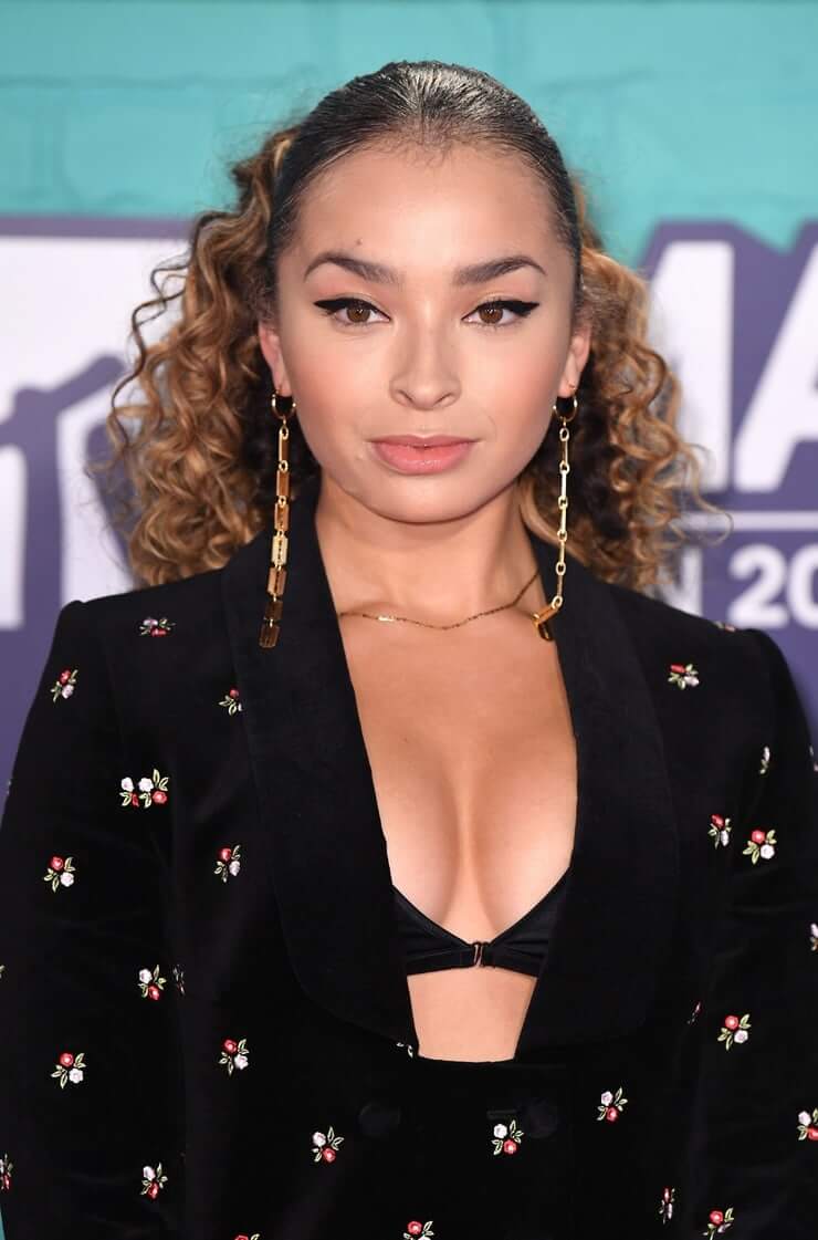 49 Hottest Ella Eyre Boobs Pictures Will Prove She Has Perfect Figure In The Industry | Best Of Comic Books