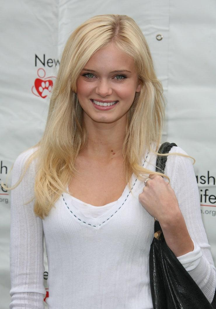49 Hottest Sara Paxton Boobs Pictures Will Make You Fall In Love Like Crazy | Best Of Comic Books
