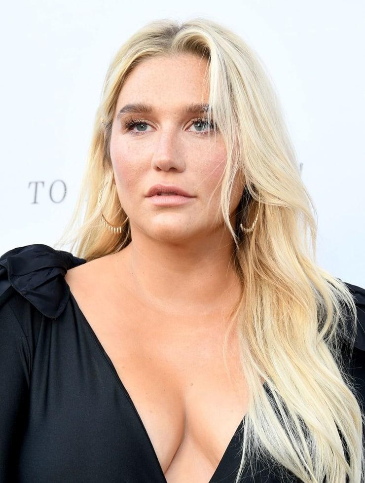 49 Sexy Kesha Boobs Pictures Are Going To Make You Want Her Badly | Best Of Comic Books
