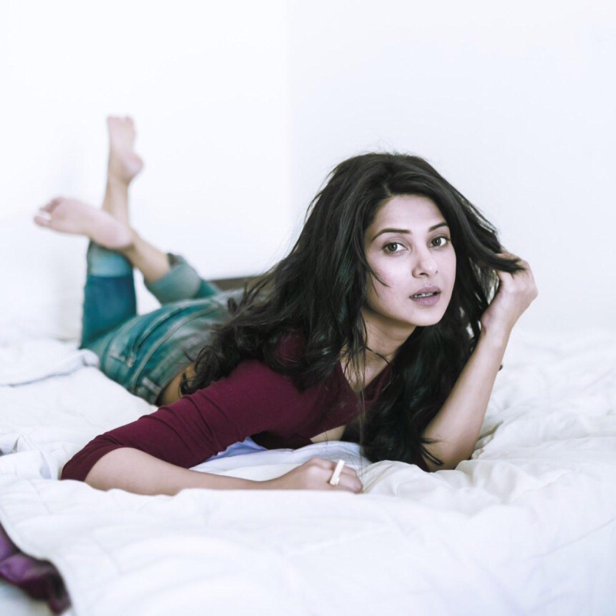 55+ Hot Pictures Of Jennifer Winget Uncover Her Awesome Body | Best Of Comic Books