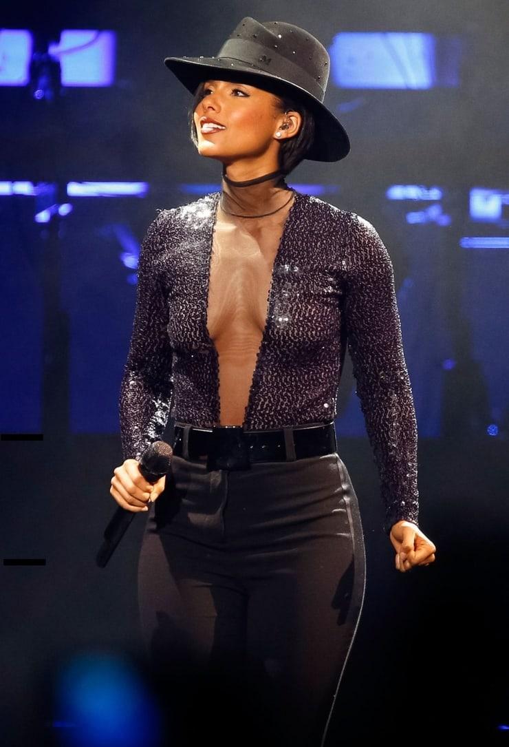 61 Hottest Alicia Keys Boobs Pictures Are Portal To Heaven | Best Of Comic Books