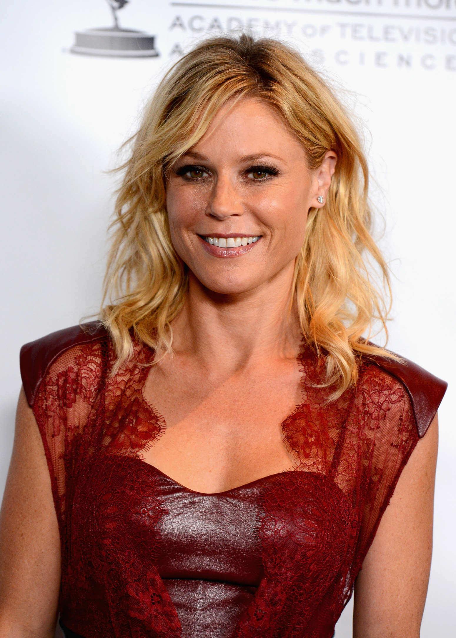 61 Hottest Julie Bowen Boobs Pictures Will Make Your Pray Her like Goddess | Best Of Comic Books