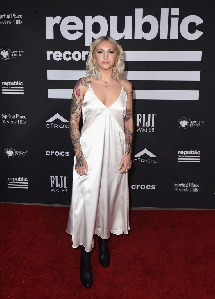 61 Sexy Julia Michaels Boobs Pictures Demonstrate That She Has Most Sweltering Legs | Best Of Comic Books