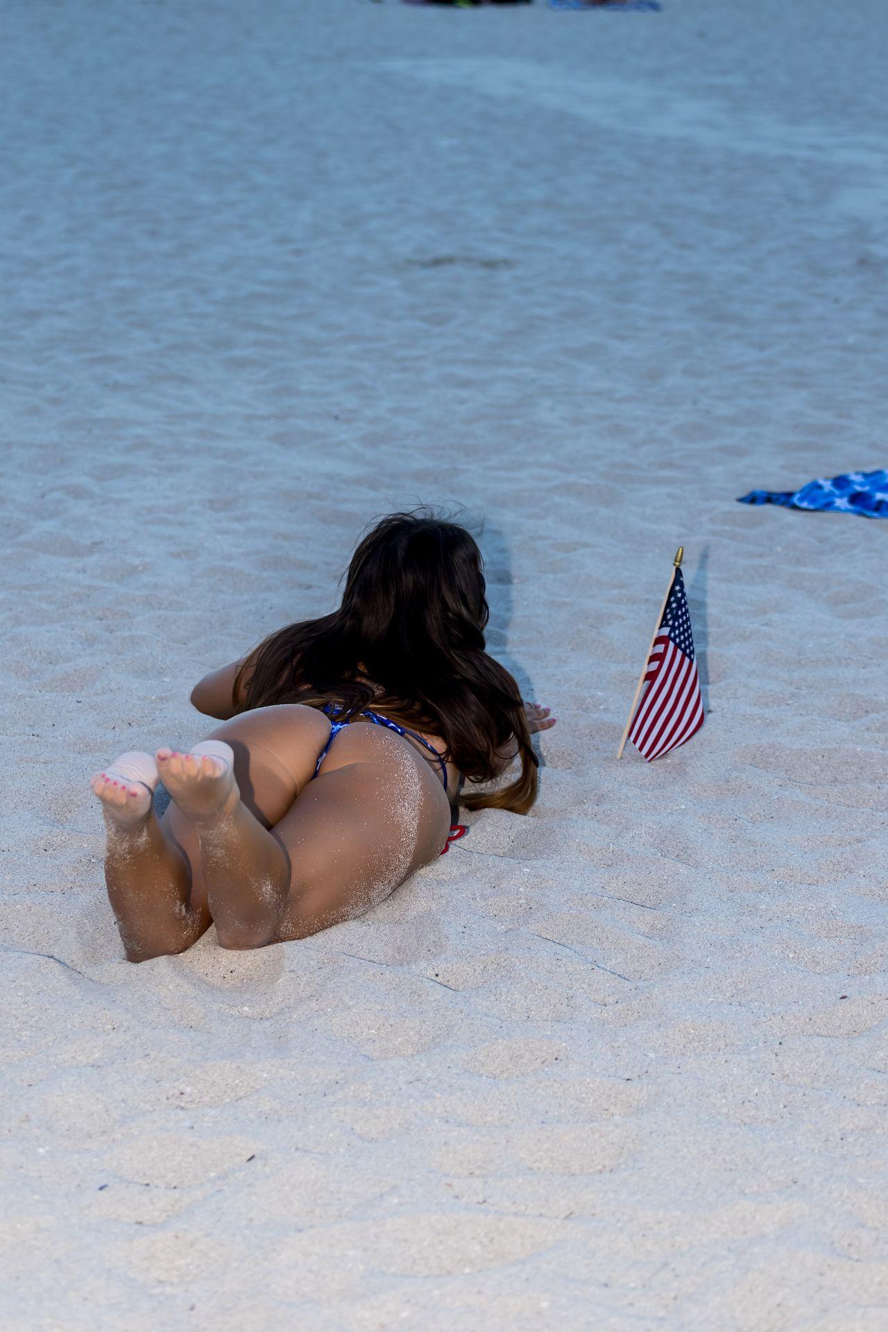 American Bikini babe Claudia Romani honours 4th July as she poses in a bikini on South Beach | Best Of Comic Books