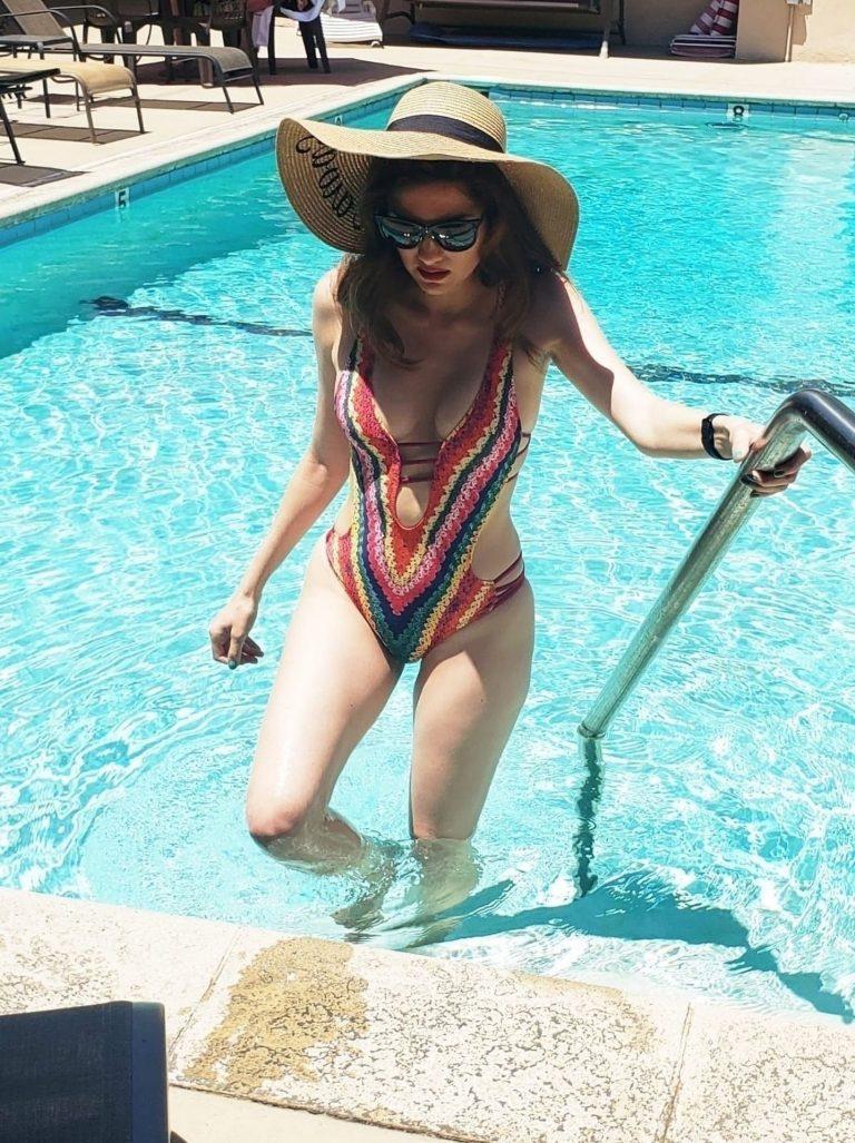 Blanca Blanco Looks Stunning In The Pool | Best Of Comic Books