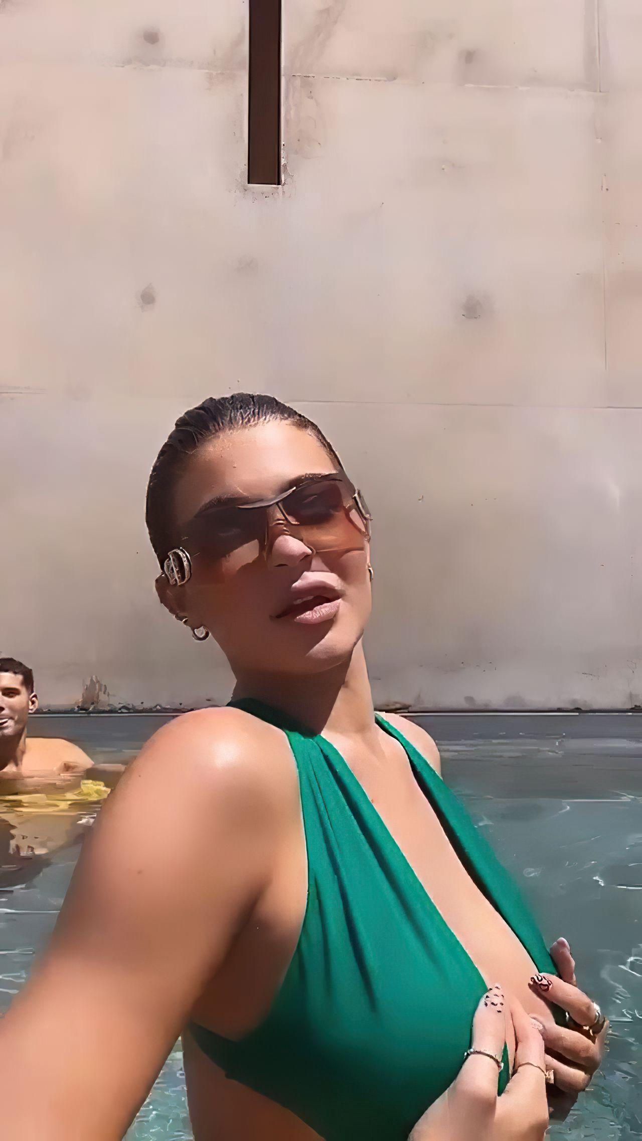 Kylie Jenner looks enthralling in the pool as she flaunts her curves | Best Of Comic Books