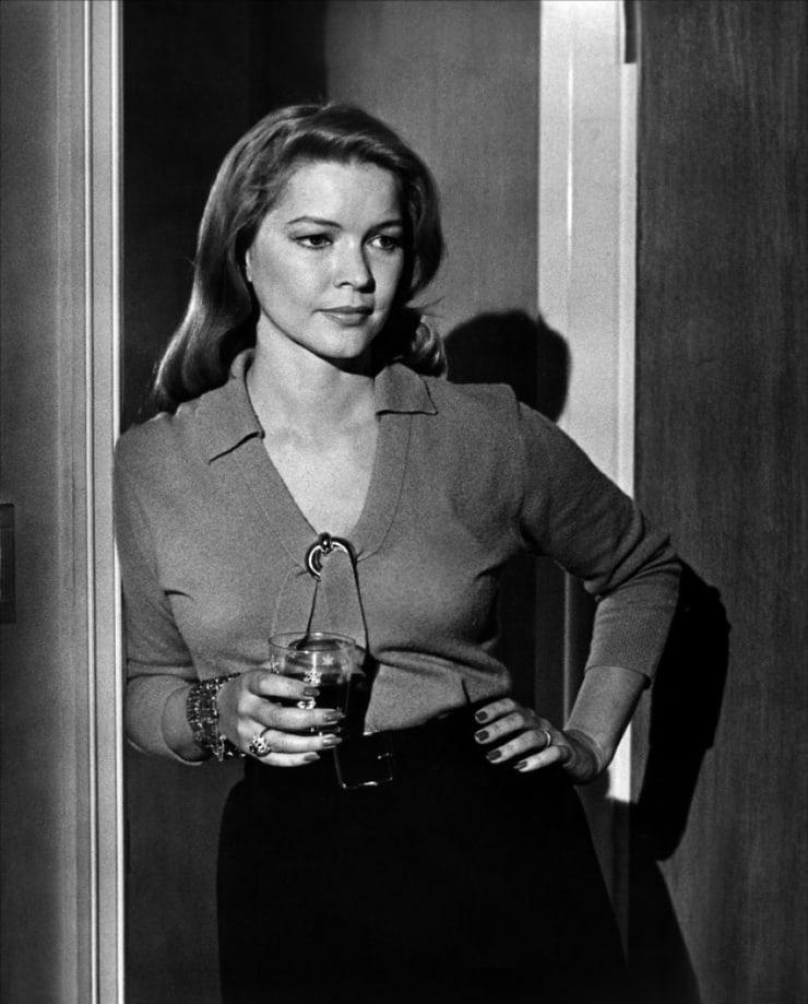 36 Hot Pictures Of Ellen Burstyn Demonstrate That She Is Probably The Most Smoking Lady Among