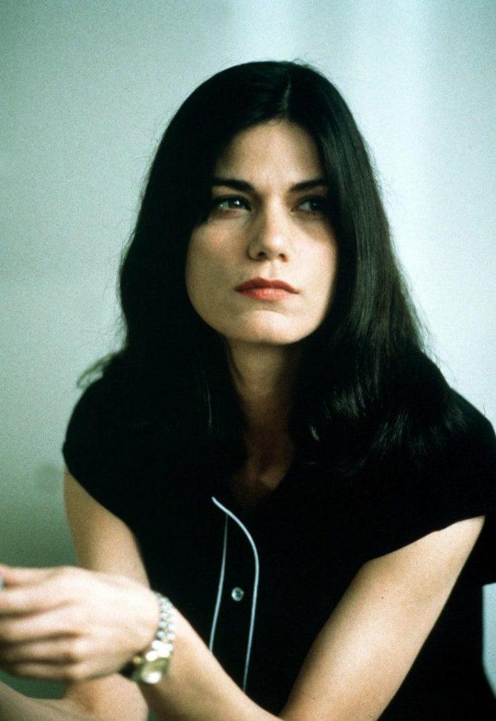 Linda Fiorentino Nude Pictures Can Make You Submit To Her Glitzy Looks The Viraler