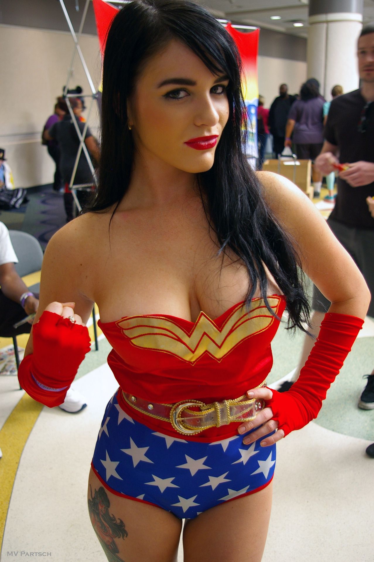 37 Hottest Wonder Woman Cosplays That Will Rob Your Hearts The Viraler 