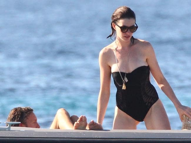 38 Hottest Bikini Pictures Of Anne Hathaway Are Just Too Damn Delicious | Best Of Comic Books