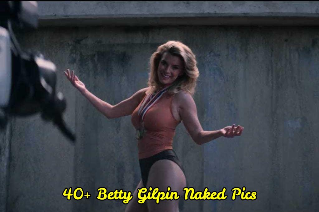 Betty Gilpin  nackt
