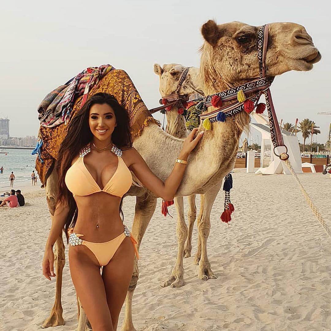 49 Hot Pictures Of Chloe Khan Expose Her Sexy Body | Best Of Comic Books