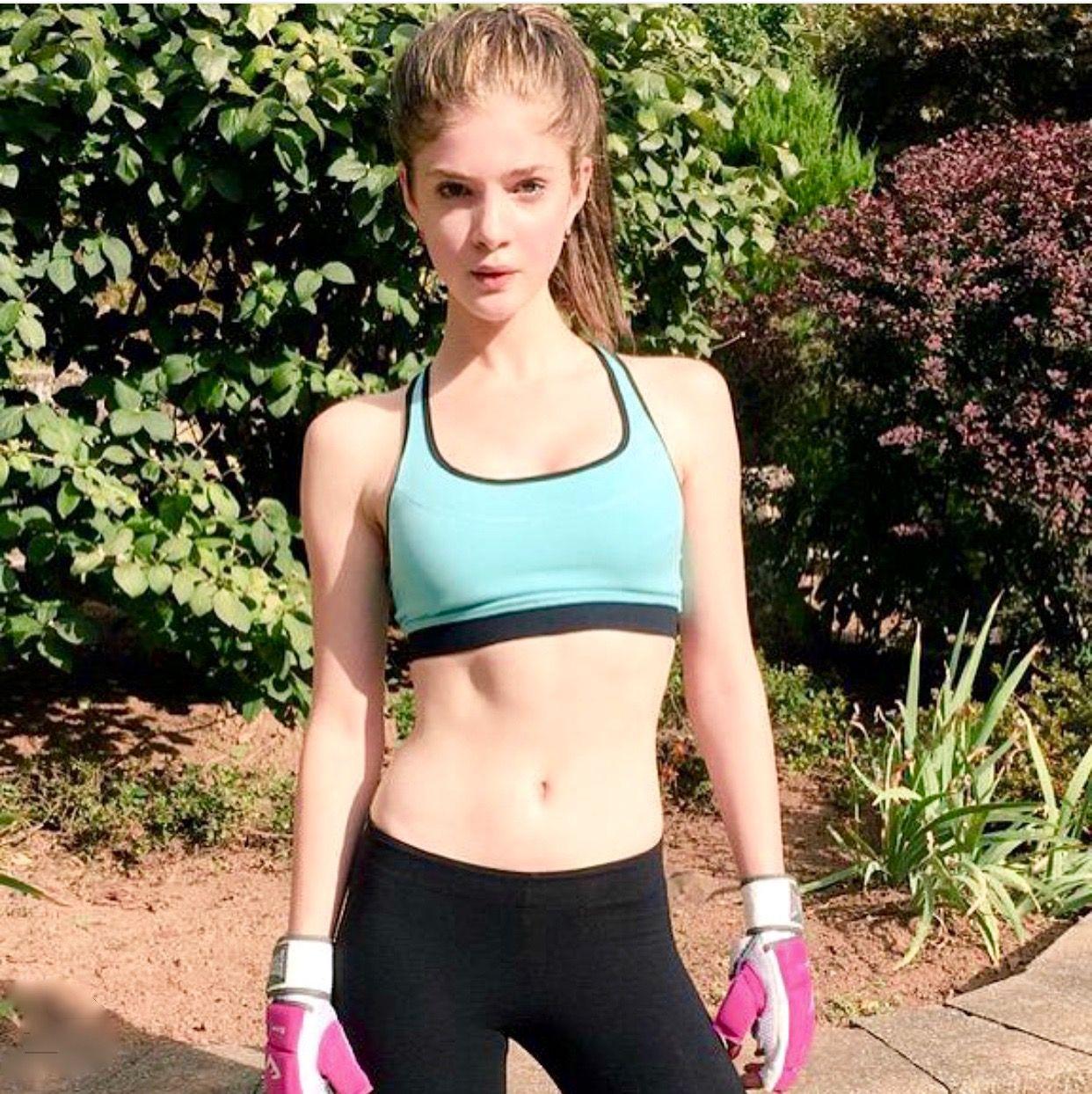 49 Hot Pictures Of Elena Kampouris Are So Damn Sexy That We Don’t Deserve Her | Best Of Comic Books