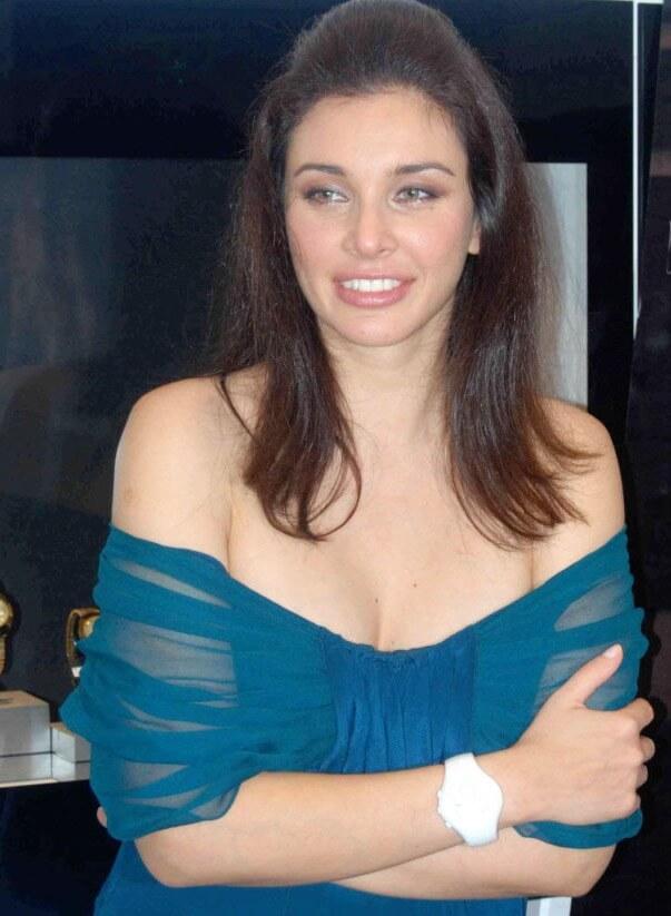 49 Hot Pictures Of Lisa Ray Which Are Going To Make You Want Her Badly | Best Of Comic Books