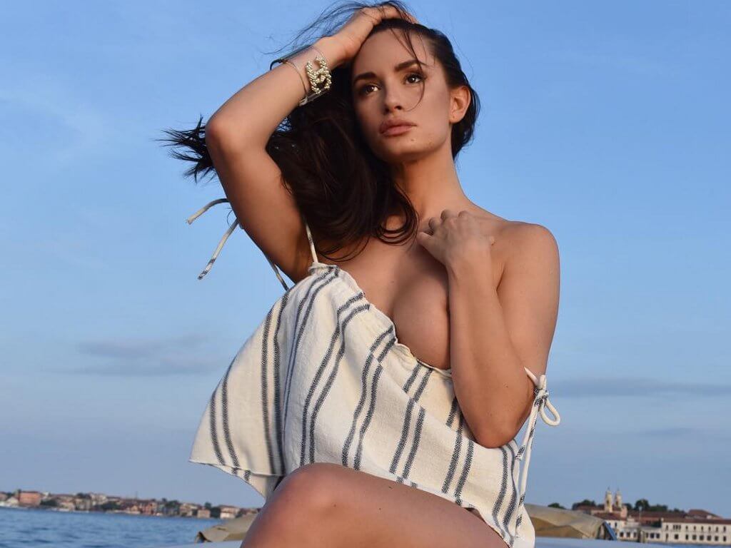 49 Hot Pictures Of Rosie Roff Which Expose Her Sexy Hour-glass Figure | Best Of Comic Books