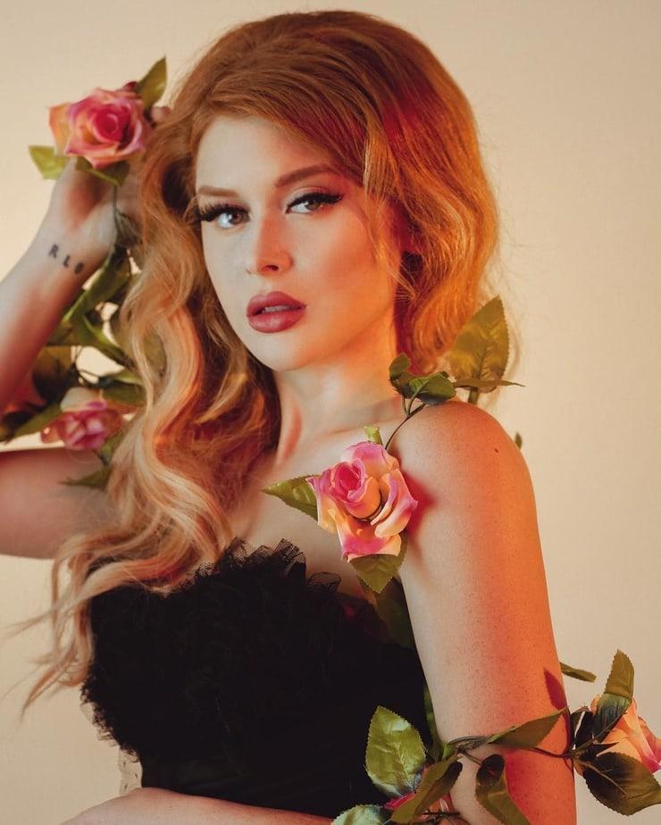 49 Hottest Renee Olstead Bikini Pictures Which Are Essentially Amazing | Best Of Comic Books