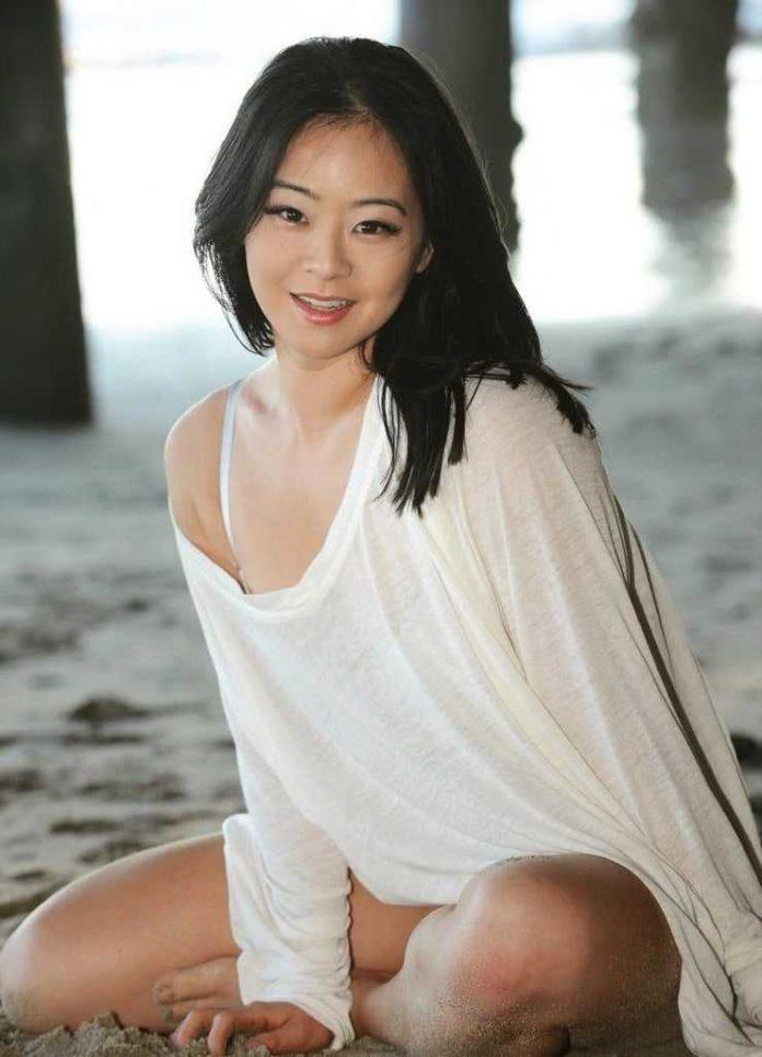 Julia Ling  nackt