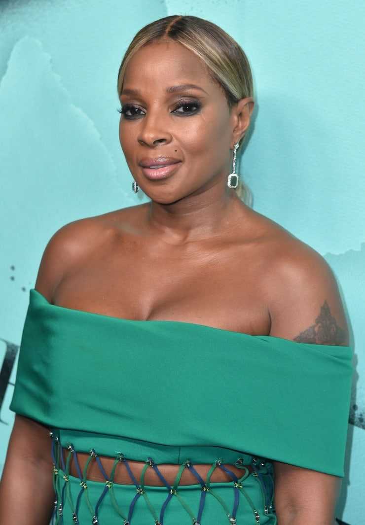 49 Nude Pictures Of Mary J. Blige Demonstrate That She Has Most Sweltering Legs | Best Of Comic Books