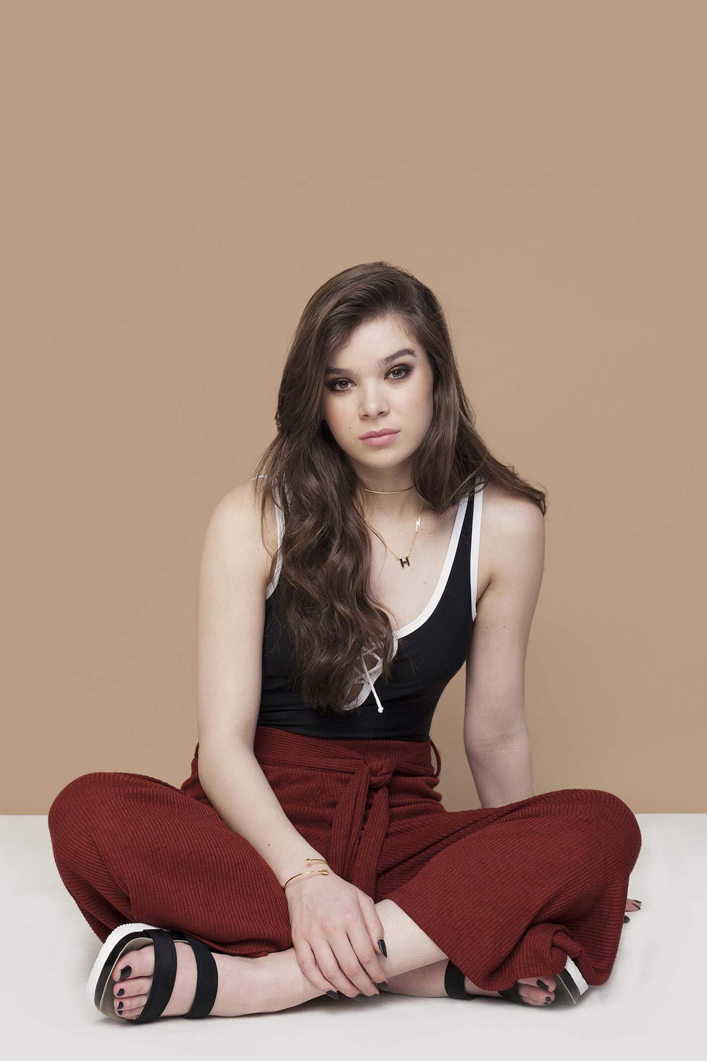 49 Sexy Hailee Steinfeld Feet Pictures Are Sexy As Hell | Best Of Comic Books