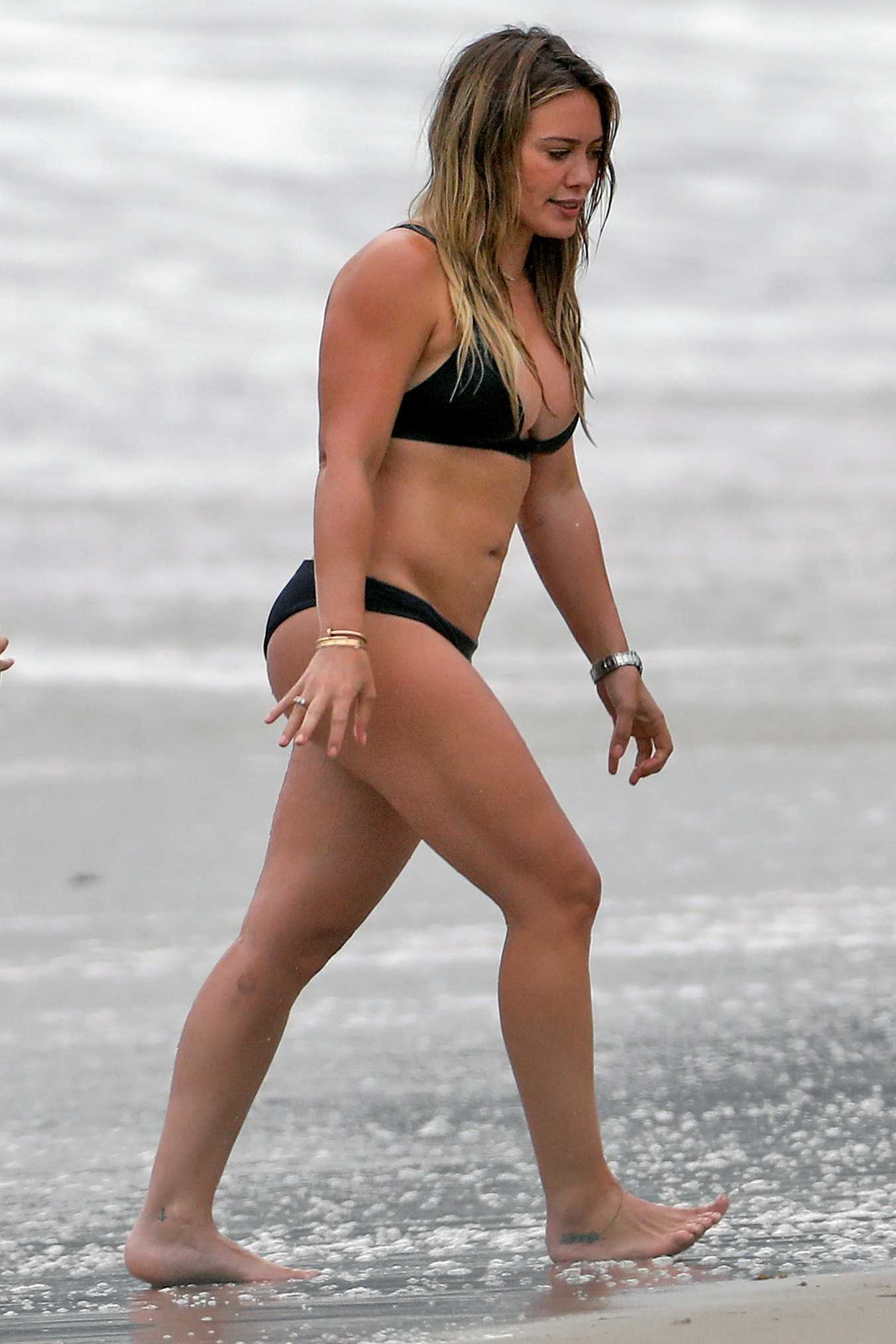 49 Sexy Hilary Duff Feet Pictures Are So Hot That You Will Burn | Best Of Comic Books