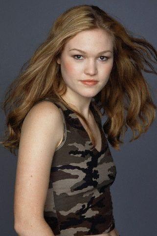 49 Sexy Julia Stiles Boobs Pictures Are Going To Make You Want Her Badly | Best Of Comic Books