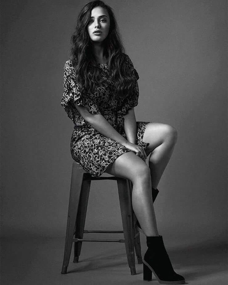 49 Sexy Katherine Langford Feet Pictures Will Make You Drool Forever | Best Of Comic Books