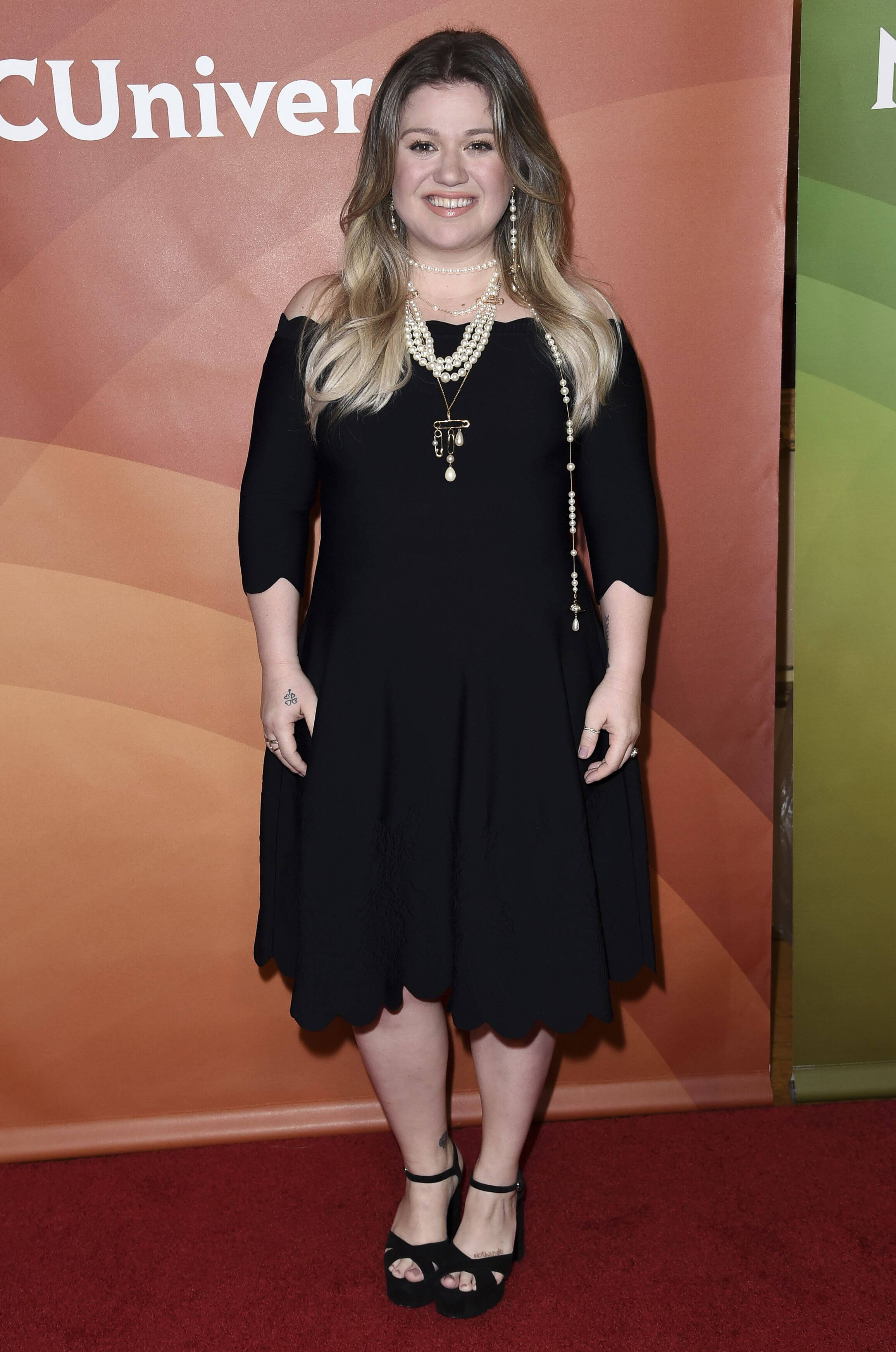 49 Sexy Kelly Clarkson Feet Pictures Are So Damn Hot That You Can’t Contain It | Best Of Comic Books