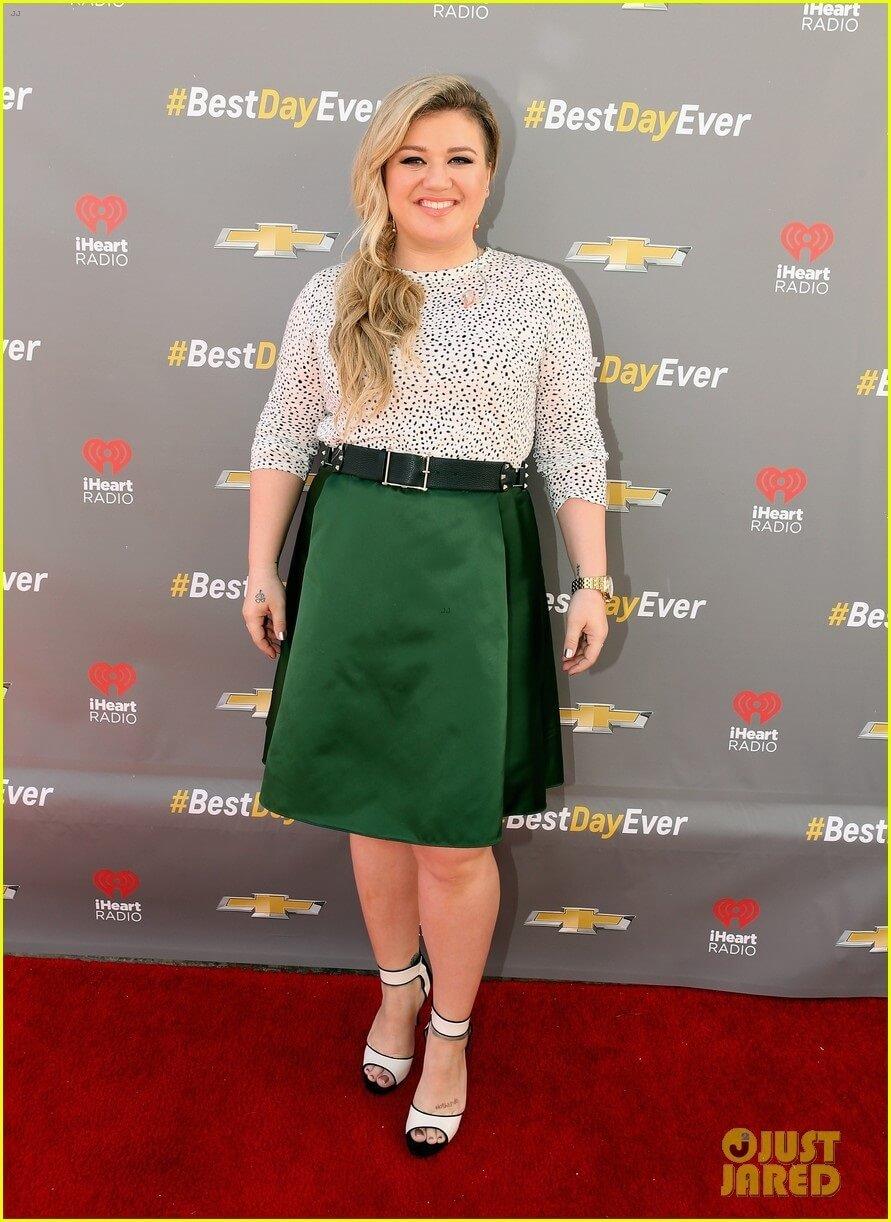 49 Sexy Kelly Clarkson Feet Pictures Are So Damn Hot That You Can’t Contain It | Best Of Comic Books