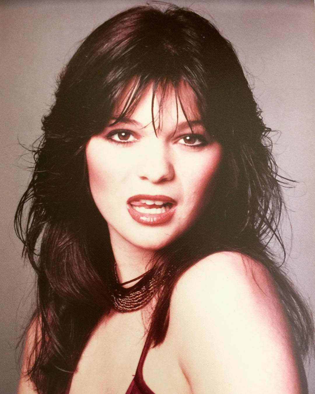 49 Sexy Pictures Of Valerie Bertinelli Which Will Make Your Hands Want Her The Viraler 2984