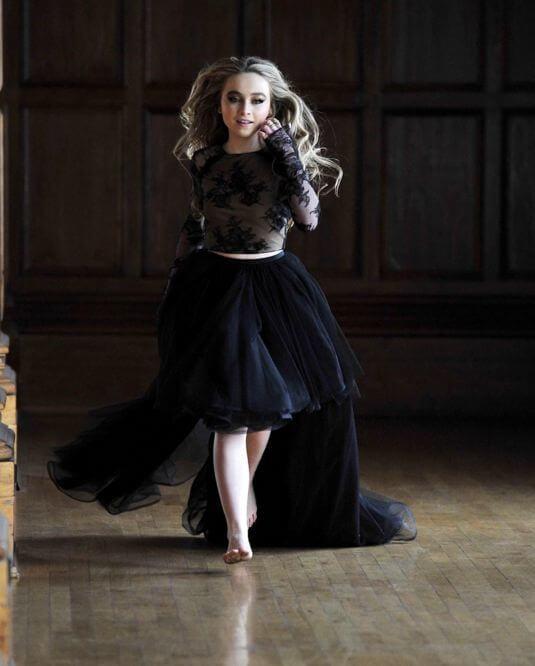 49 Sexy Sabrina Carpenter Feet Pictures Are Delight For Fans | Best Of Comic Books