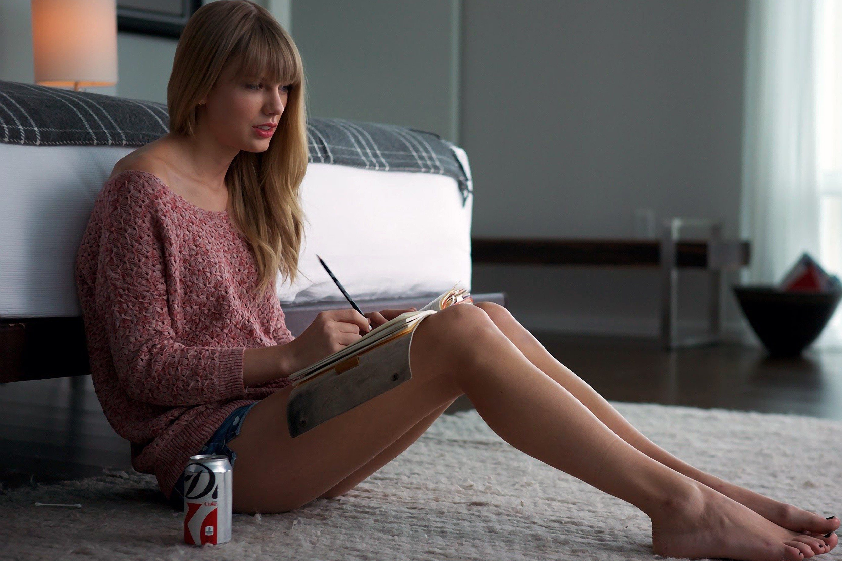 49 Sexy Taylor Swift Feet Pictures Will Make You Get Down Your Knees For Her | Best Of Comic Books
