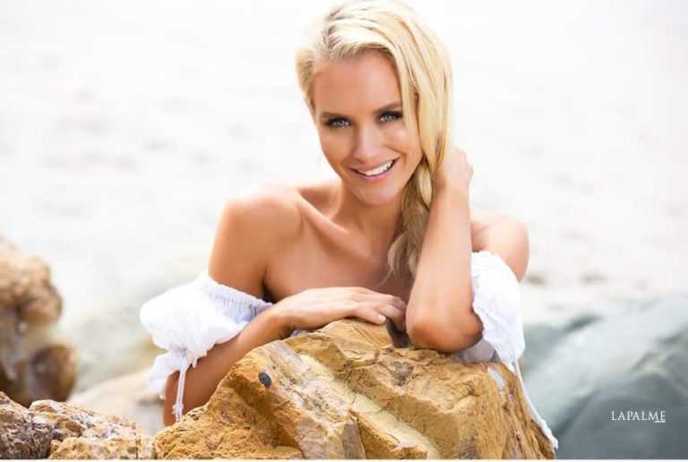 50 Nicky Whelan Nude Pictures Which Are Sure To Keep You Charmed With Her Charisma