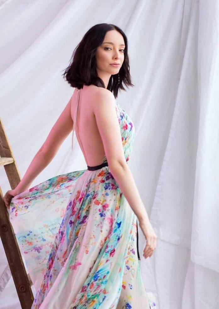 52 Emma Dumont Nude Pictures Which Make Her A Work Of Art | Best Of Comic Books