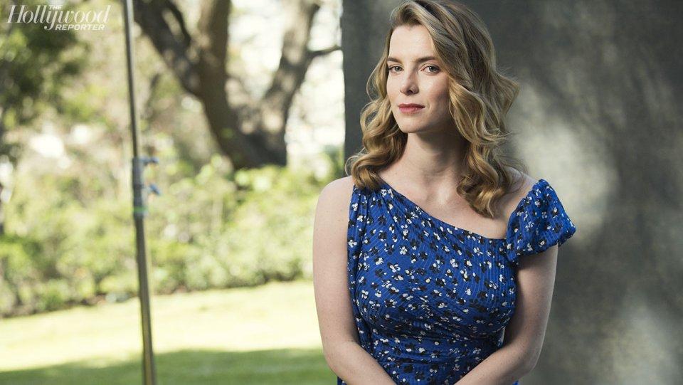 60+ Hot Of Betty Gilpin Pictures Will Make Watch The Show “GLOW” | Best Of Comic Books