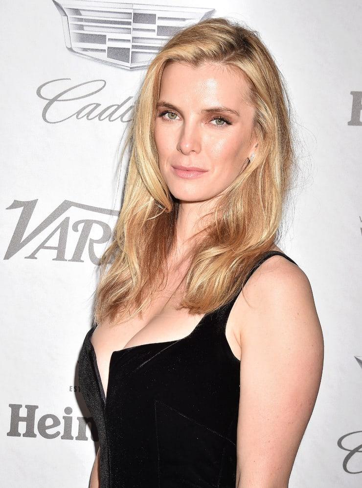 60+ Hot Of Betty Gilpin Pictures Will Make Watch The Show “GLOW” | Best Of Comic Books