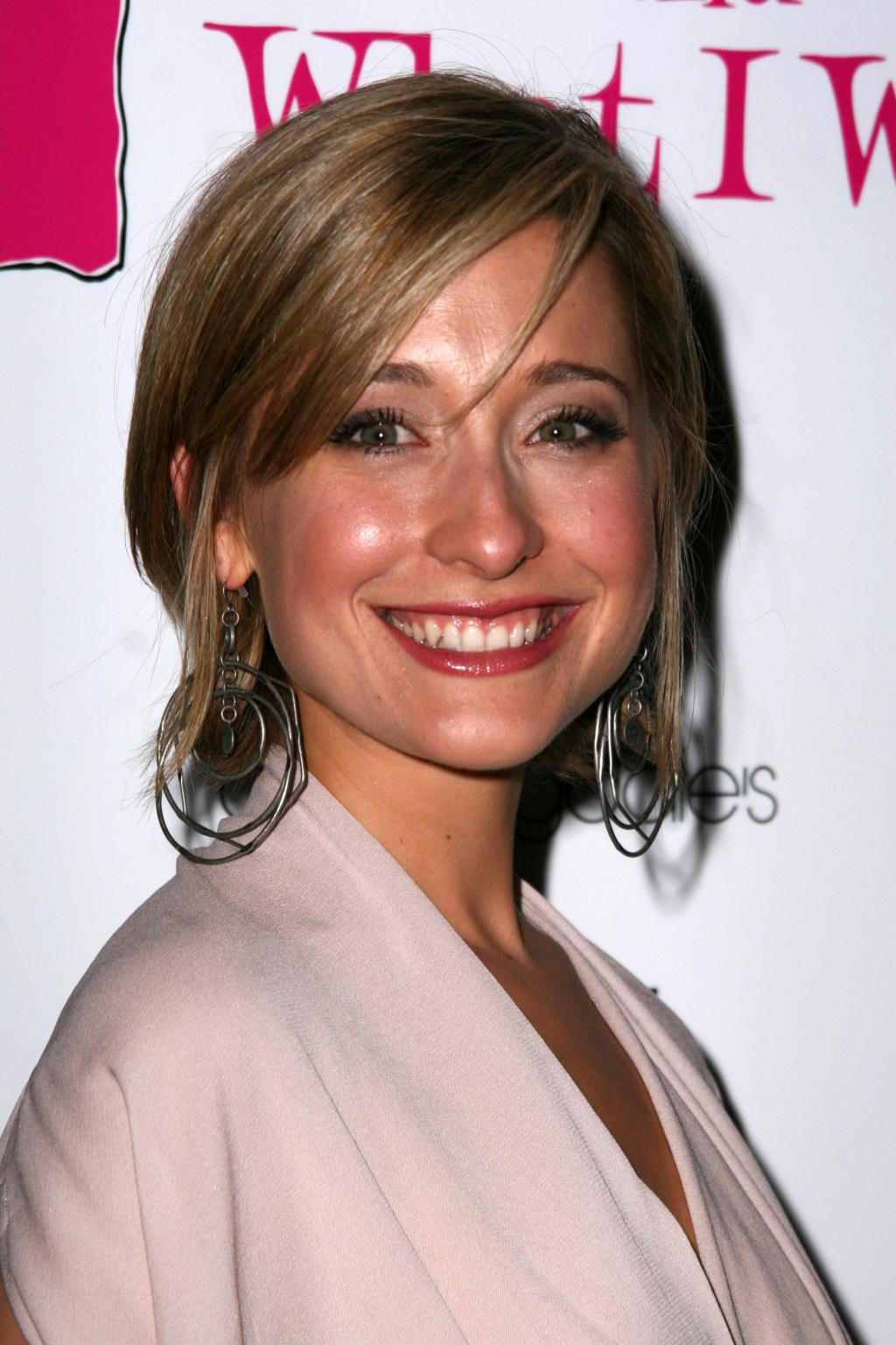 60+ Hot Pictures Of Allison Mack – Extremely Cute Smallville Tv Series Actress | Best Of Comic Books