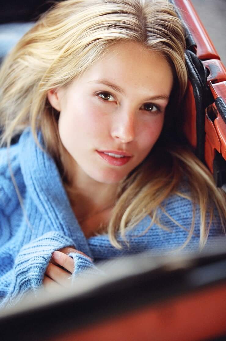 60+ Hottest Sarah Carter Pictures That Will Win Your Hearts | Best Of Comic Books