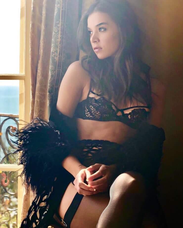 60+ Sexy Hailee Steinfeld Boobs Pictures Are So Damn Sexy That We Don’t Deserve Her | Best Of Comic Books