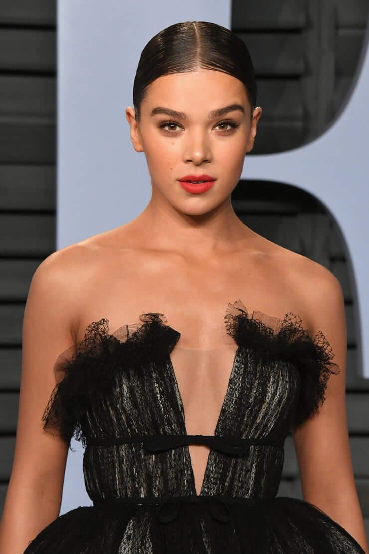 60+ Sexy Hailee Steinfeld Boobs Pictures Are So Damn Sexy That We Don’t Deserve Her | Best Of Comic Books