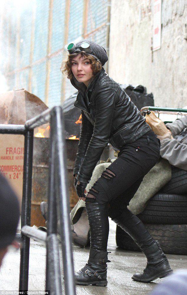 61 Hottest Camren Bicondova Big Butt Pictures Will Hypnotize You With Her Exquisite Body | Best Of Comic Books