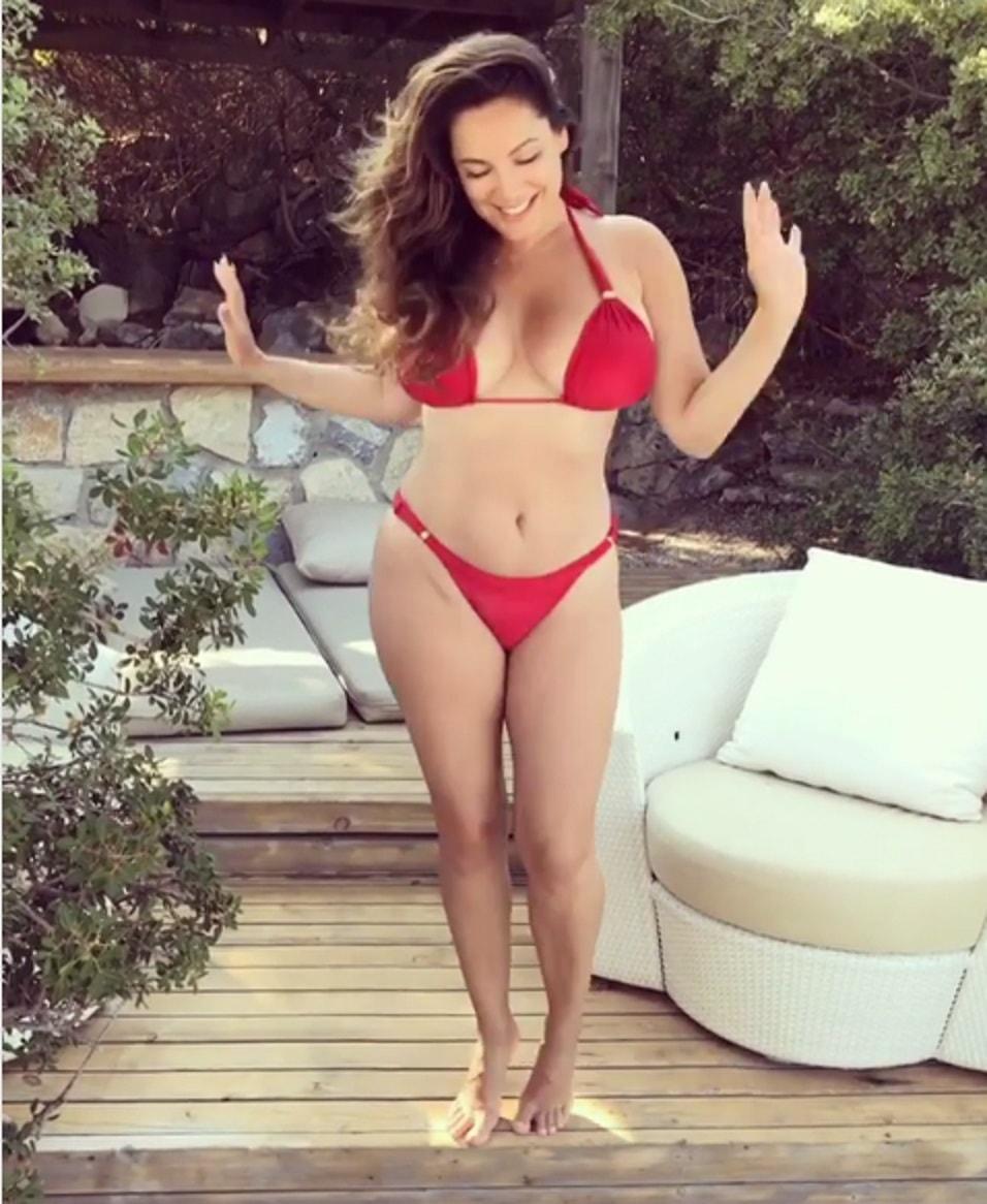 61 Sexy Kelly Brook Boobs Pictures Which Will Make You Fall In Love With Her | Best Of Comic Books