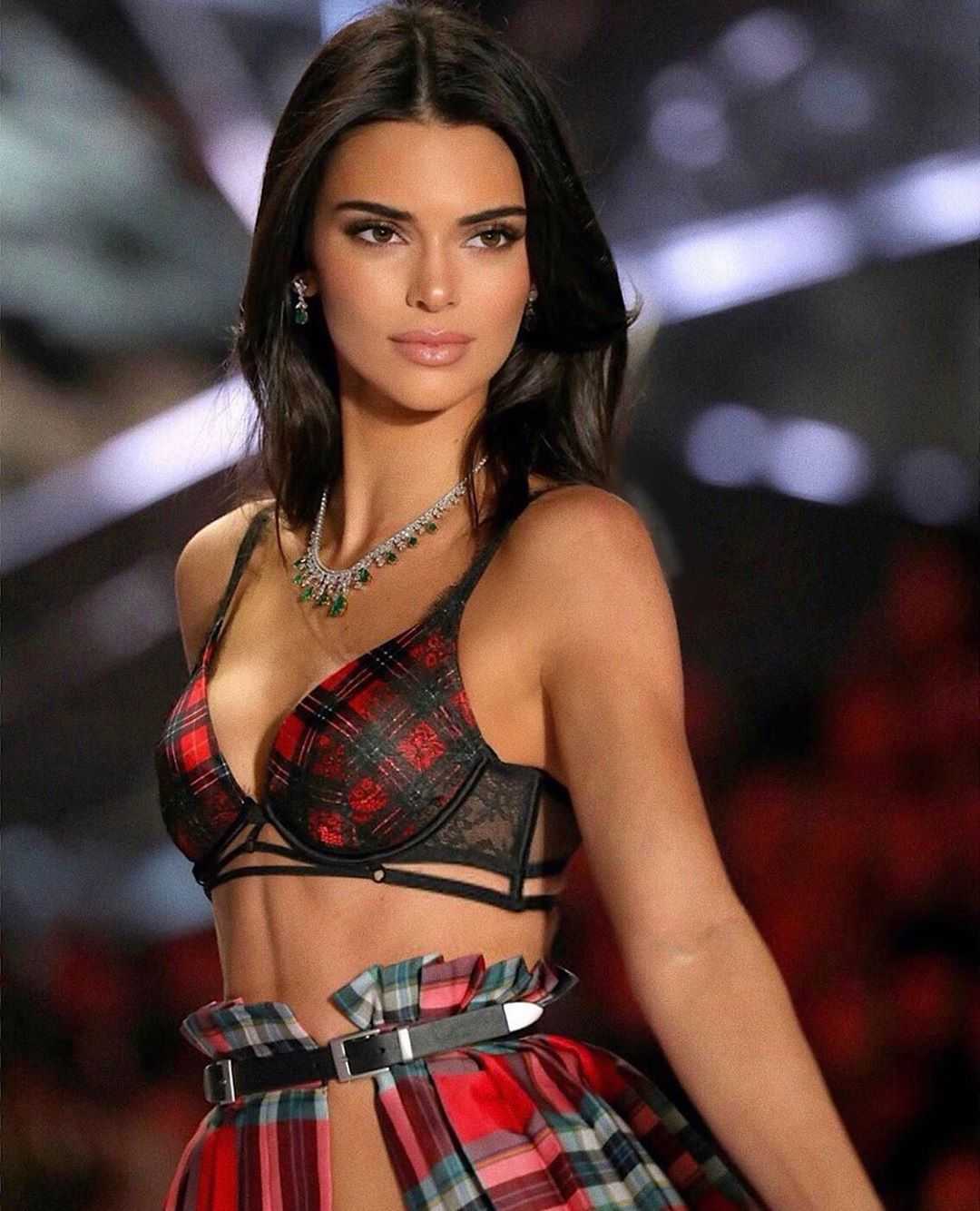 61 Sexy Kendall Jenner Boobs Pictures Are Here To Take Your Breath Away | Best Of Comic Books