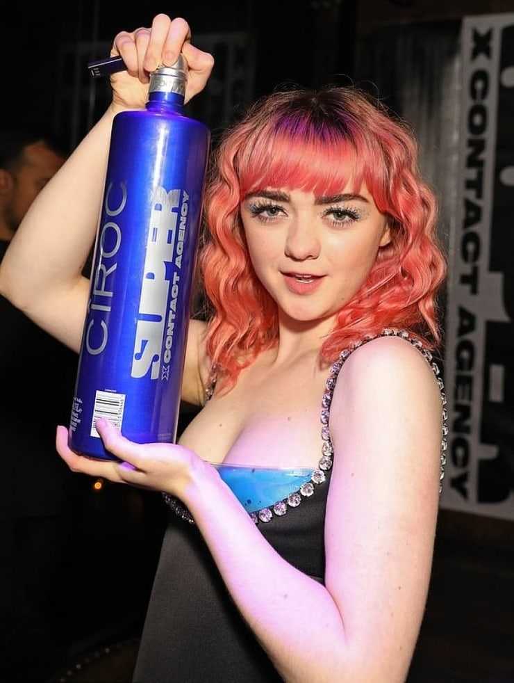 61 Sexy Maisie Williams Boobs Pictures Which Will Get You All Sweating | Best Of Comic Books