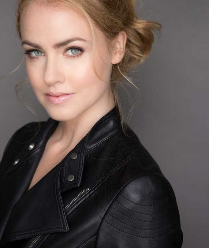 65+ Hot Pictures Of Amanda Schull That Are Sure To Keep You On The Edge Of Your Seat | Best Of Comic Books