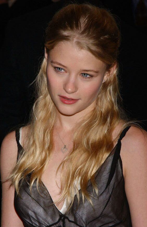 65+ Hot Pictures Of Emilie de Ravin Will Make You Fall In Love Instantly | Best Of Comic Books