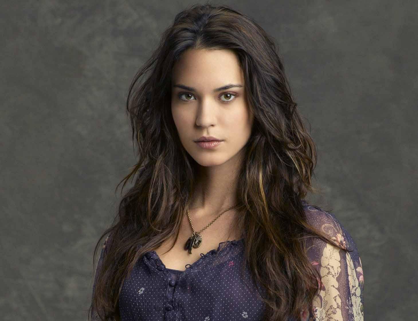 65+ Hot Pictures Of Odette Annable – Reign In Supergirl | Best Of Comic Books